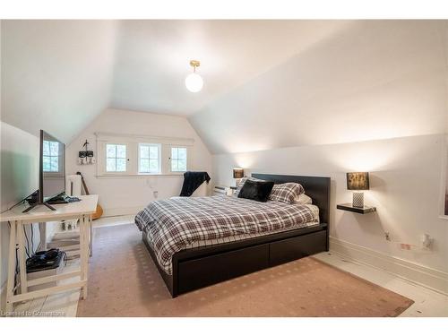 13 Freeman Place, Hamilton, ON - Indoor Photo Showing Bedroom