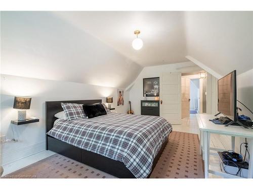 13 Freeman Place, Hamilton, ON - Indoor Photo Showing Bedroom