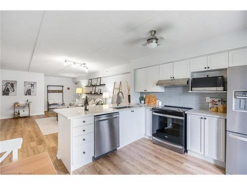 105-2035 Appleby Line, Burlington, ON - Indoor Photo Showing Kitchen