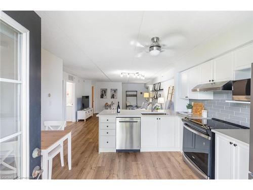 105-2035 Appleby Line, Burlington, ON - Indoor Photo Showing Kitchen