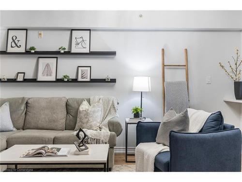 105-2035 Appleby Line, Burlington, ON - Indoor Photo Showing Living Room