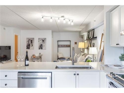 105-2035 Appleby Line, Burlington, ON - Indoor Photo Showing Kitchen