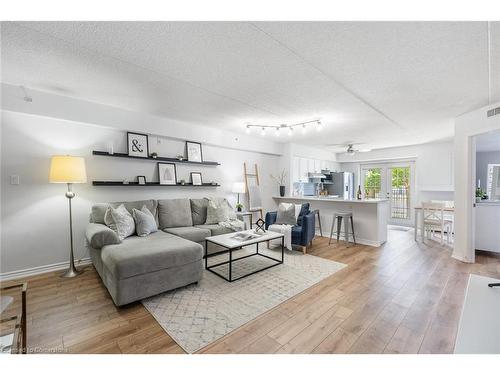 105-2035 Appleby Line, Burlington, ON - Indoor Photo Showing Living Room