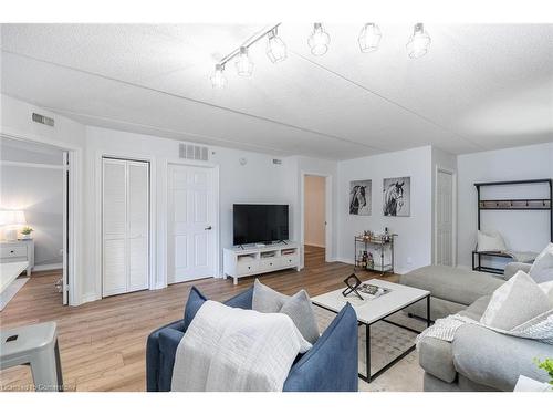 105-2035 Appleby Line, Burlington, ON - Indoor Photo Showing Living Room