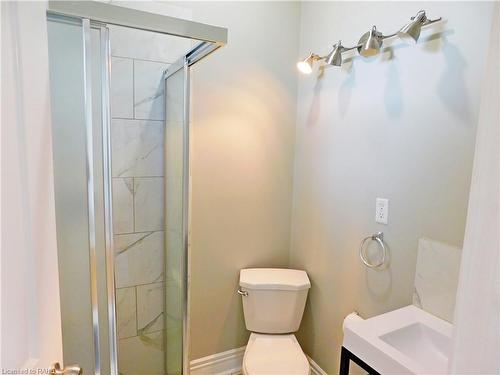 8 Harvey Street, Hamilton, ON - Indoor Photo Showing Bathroom