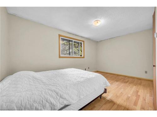 110 Guildwood Drive, Hamilton, ON - Indoor Photo Showing Bedroom