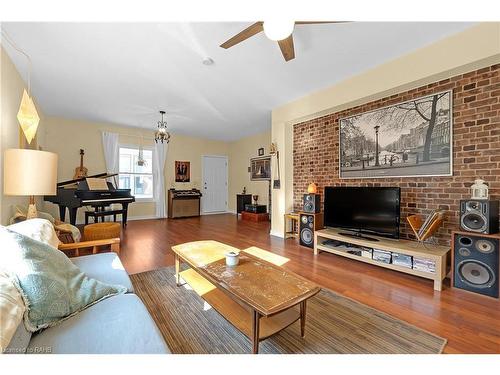 477 Cannon Street E, Hamilton, ON - Indoor Photo Showing Living Room