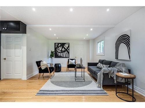 4107 Wheelwright Crescent, Mississauga, ON - Indoor Photo Showing Living Room