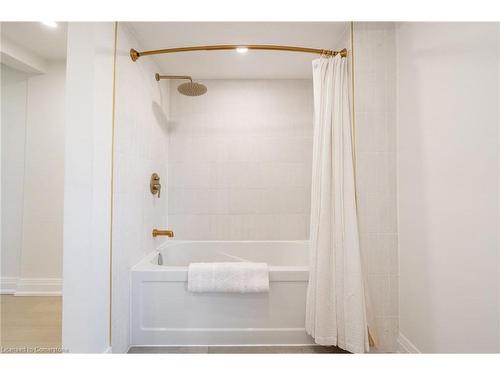 6084 Talbot Road, Cayuga, ON - Indoor Photo Showing Bathroom