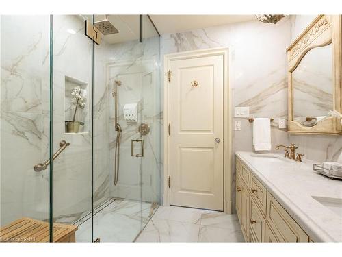 4014 Lantern Lane, Burlington, ON - Indoor Photo Showing Bathroom