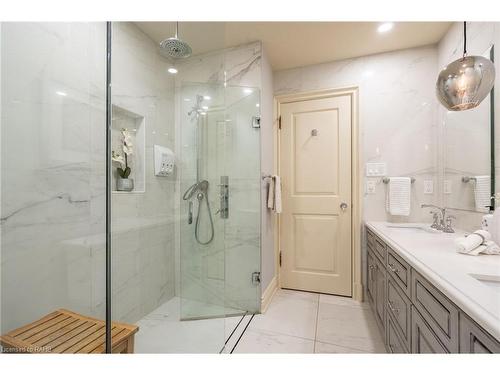 4014 Lantern Lane, Burlington, ON - Indoor Photo Showing Bathroom