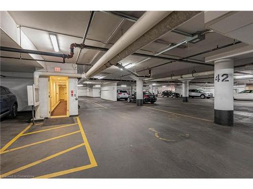 608-399 Elizabeth Street, Burlington, ON - Indoor Photo Showing Garage