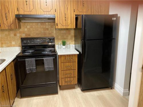 5-34 Bow Valley Drive, Hamilton, ON - Indoor Photo Showing Kitchen