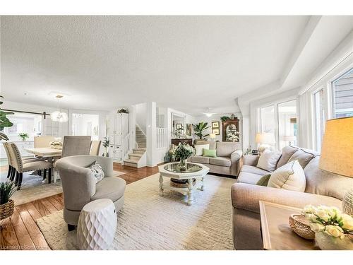 19-375 Book Road, Grimsby, ON - Indoor Photo Showing Living Room