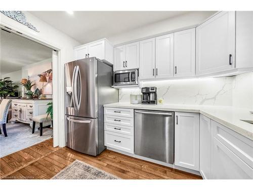 19-375 Book Road, Grimsby, ON - Indoor Photo Showing Kitchen