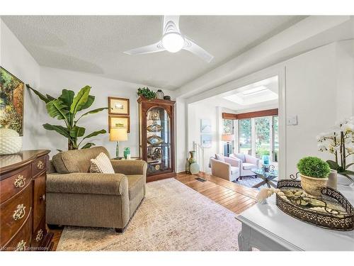 19-375 Book Road, Grimsby, ON - Indoor Photo Showing Living Room