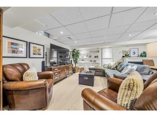 19-375 Book Road, Grimsby, ON - Indoor Photo Showing Living Room