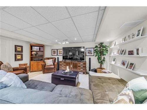 19-375 Book Road, Grimsby, ON - Indoor Photo Showing Living Room