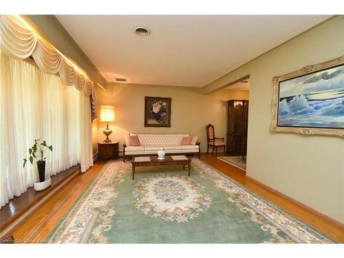 310 Montmorency Drive, Hamilton, ON - Indoor Photo Showing Living Room