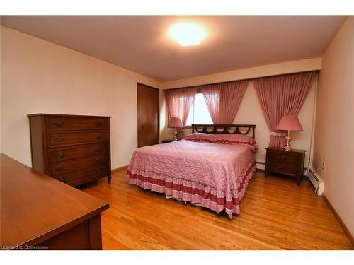 310 Montmorency Drive, Hamilton, ON - Indoor Photo Showing Bedroom