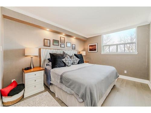 504-1415 Ghent Avenue, Burlington, ON - Indoor Photo Showing Bedroom