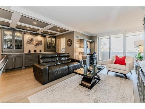 504-1415 Ghent Avenue, Burlington, ON - Indoor Photo Showing Living Room