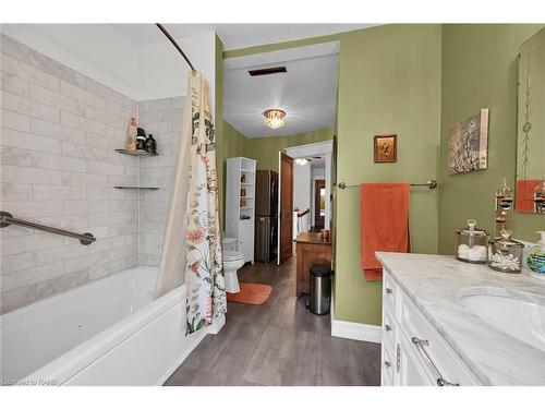 195 Talbot Street S, Simcoe, ON - Indoor Photo Showing Bathroom