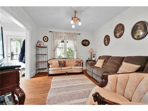 195 Talbot Street S, Simcoe, ON - Indoor Photo Showing Living Room