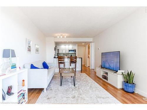 901-725 King Street W, Toronto, ON - Indoor Photo Showing Living Room