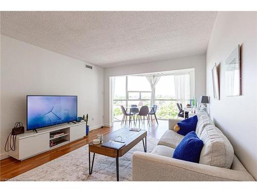 901-725 King Street W, Toronto, ON - Indoor Photo Showing Living Room