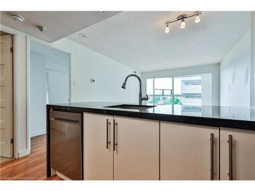 901-725 King Street W, Toronto, ON - Indoor Photo Showing Kitchen