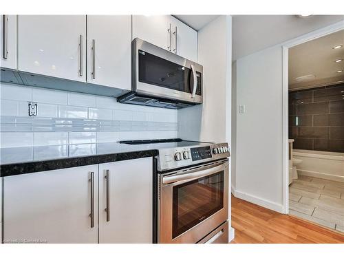 901-725 King Street W, Toronto, ON - Indoor Photo Showing Kitchen