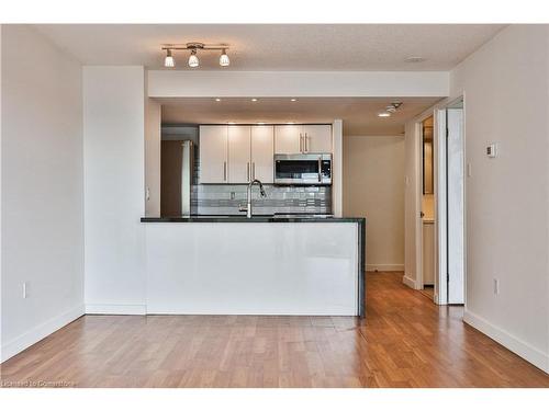 901-725 King Street W, Toronto, ON - Indoor Photo Showing Kitchen