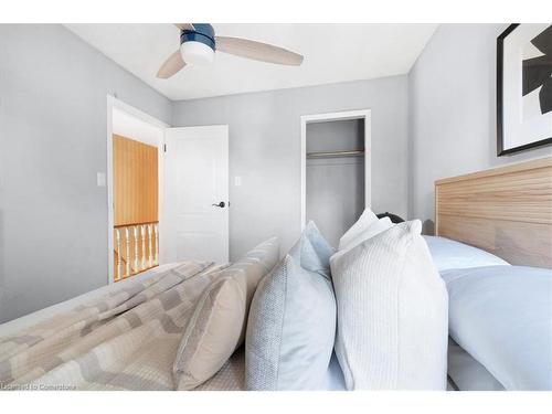 13 Clinton Street, Hamilton, ON - Indoor Photo Showing Bedroom