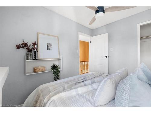 13 Clinton Street, Hamilton, ON - Indoor Photo Showing Bedroom