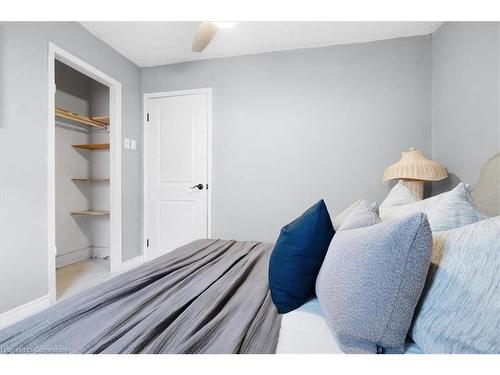 13 Clinton Street, Hamilton, ON - Indoor Photo Showing Bedroom