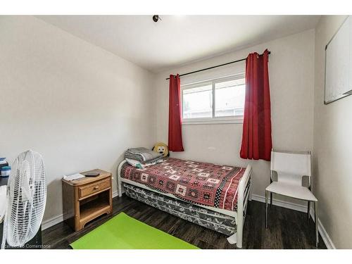 124 East 19Th Street, Hamilton, ON - Indoor Photo Showing Bedroom