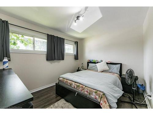 124 East 19Th Street, Hamilton, ON - Indoor Photo Showing Bedroom