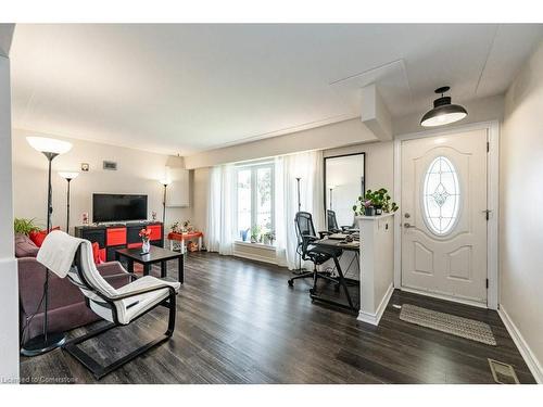 124 East 19Th Street, Hamilton, ON - Indoor Photo Showing Living Room