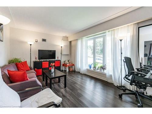 124 East 19Th Street, Hamilton, ON - Indoor Photo Showing Living Room