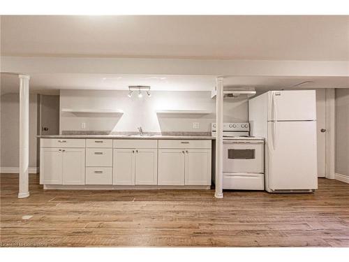 1340 Bunnell Drive, Burlington, ON - Indoor Photo Showing Kitchen