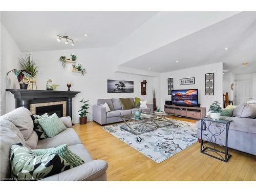 24 Benziger Lane, Hamilton, ON - Indoor Photo Showing Living Room