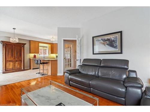 2232 Creekview Drive, Burlington, ON - Indoor Photo Showing Living Room