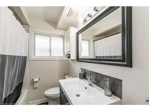 124 East 19Th Street, Hamilton, ON - Indoor Photo Showing Bathroom