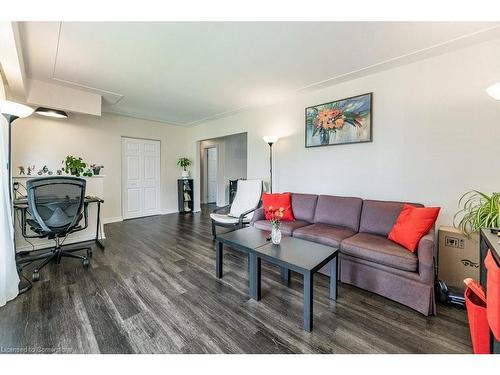 124 East 19Th Street, Hamilton, ON - Indoor Photo Showing Living Room