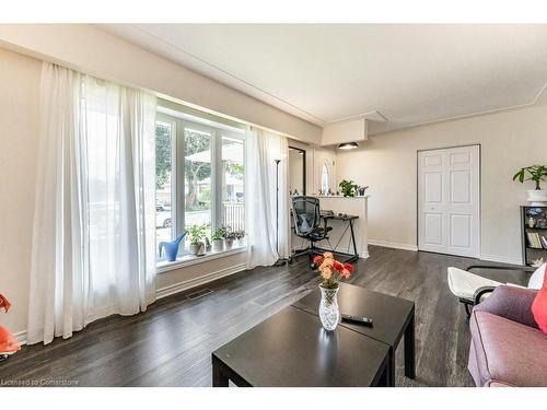 124 East 19Th Street, Hamilton, ON - Indoor Photo Showing Living Room