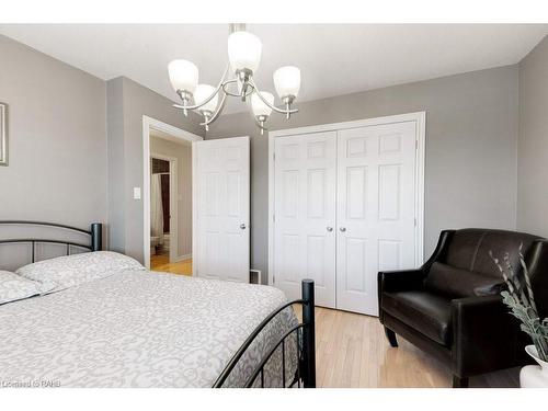 5232 Stonehaven Drive, Burlington, ON - Indoor Photo Showing Bedroom