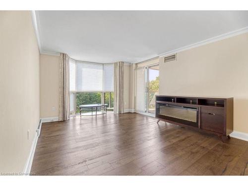 608-1225 North Shore Boulevard E, Burlington, ON - Indoor Photo Showing Living Room