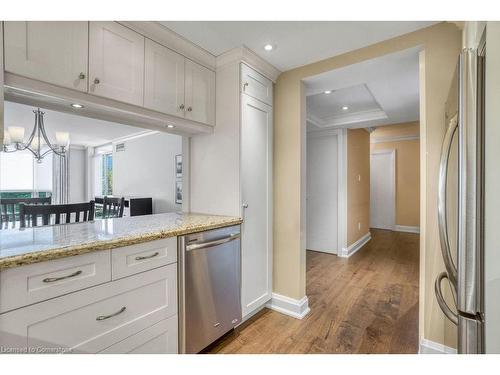 608-1225 North Shore Boulevard E, Burlington, ON - Indoor Photo Showing Kitchen With Upgraded Kitchen