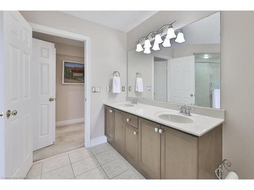 4268 Sarazen Drive, Burlington, ON - Indoor Photo Showing Bathroom